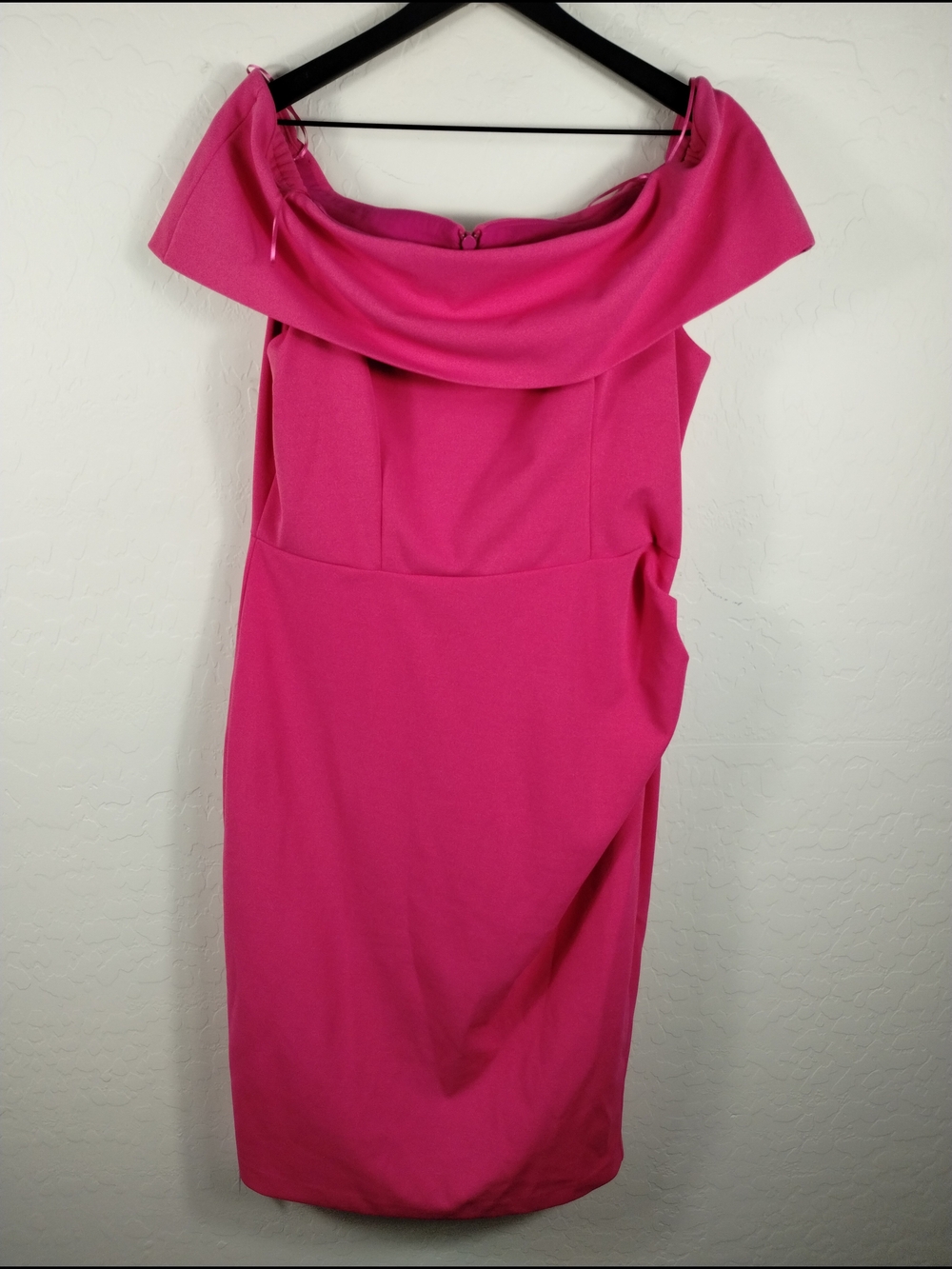 Tue Pretty Dress Co. off-Shoulder Fuchsia Sheath Dress